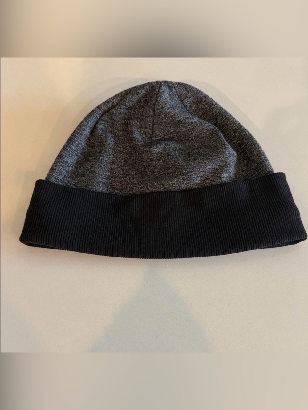 Lululemon double sided women’s hat with opening for ponytail. One size. New.